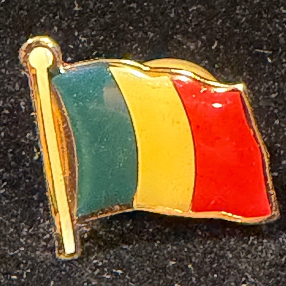 Mali Flag Enamel Lapel Pin Gold Tone Green Yellow Red Waving Flag Badge